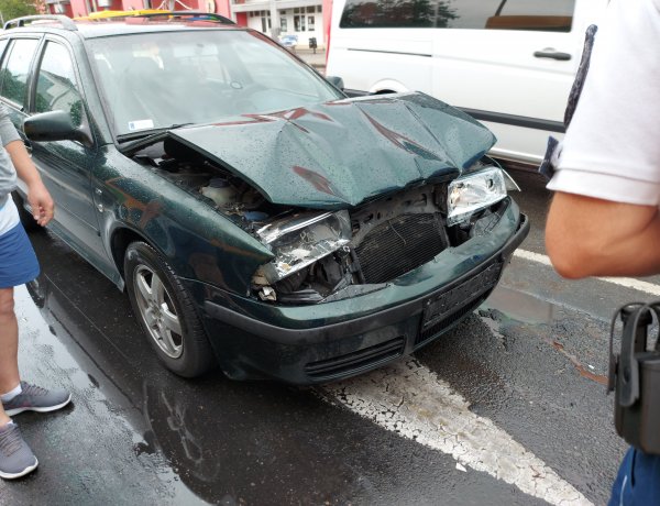 Totálkár, a sérülteket kórházba szállították                