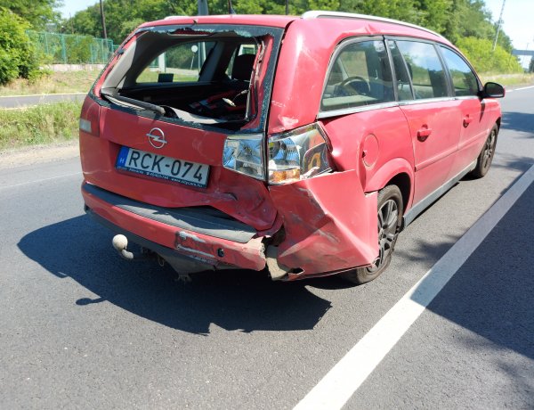 Ráfutásos baleset történt Kőlaposnál, az egyik sofőrt kórházba szállították