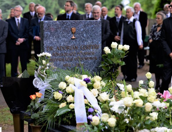 Dr. Adorján Gusztávra emlékeztek szombat délelőtt a rózsakertben