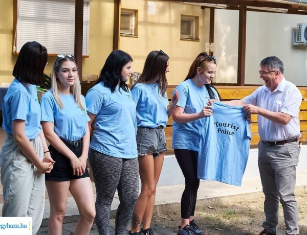 Ajándék póló a Tourist Police szolgálatnak                                     