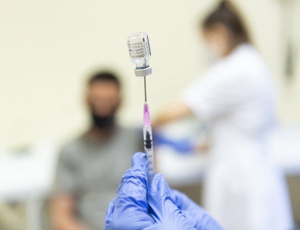 Az oltatlanok miatt még ősz előtt berobbanhat a negyedik hullám