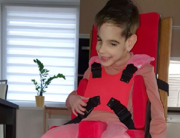 Csengének, ha nincs fájdalma, akkor minden percben mosolyog, így fejezi ki az érzéseit! 