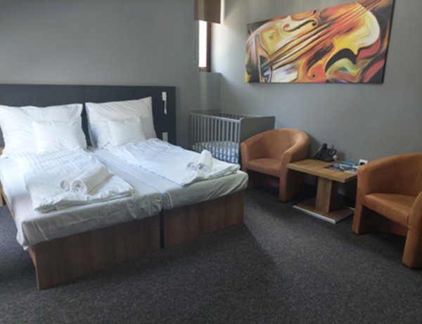 Megújult Sóstó ikonikus épülete - 88 millió forintból korszerűsödött a Svájci Lak Sóstón