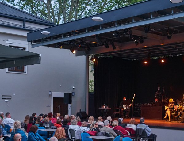 Dupla előadással nyílt meg a Szindbád pódiumszínpada a belváros szívében 