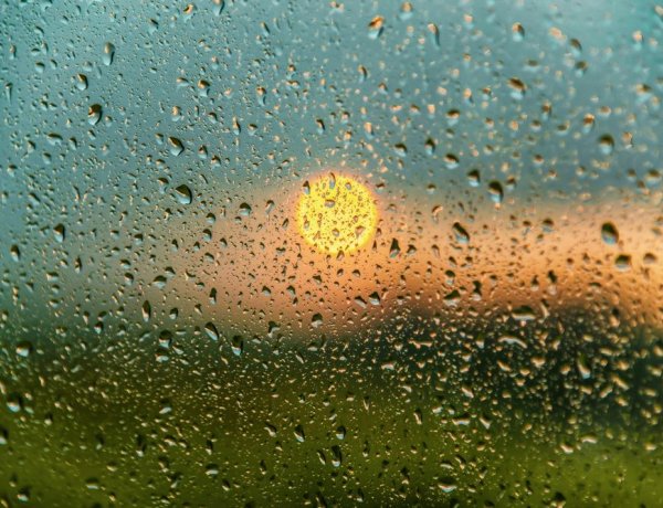 Esernyőre, napszemüvegre és sok folyadékra is szükség lehet 