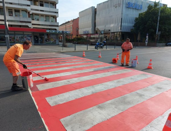 Megújultak a gyalogos-​átkelőhelyek az Országzászló téren      