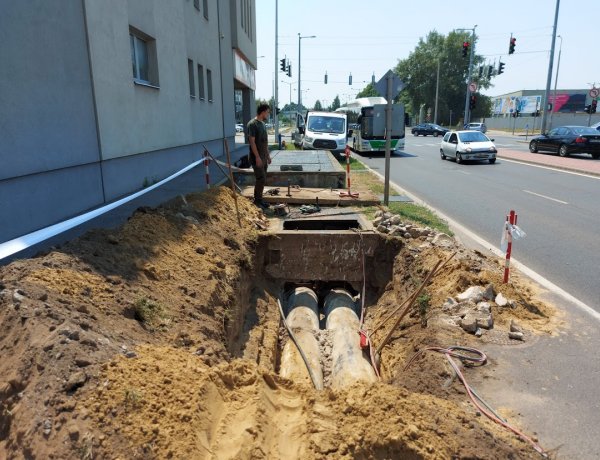 Hibafeltárást végeznek a Nyírtávhő munkatársai a Mező utcánál