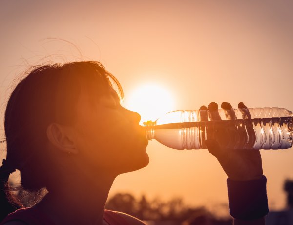 Vizet osztanak a vasút- és buszállomásokon                  