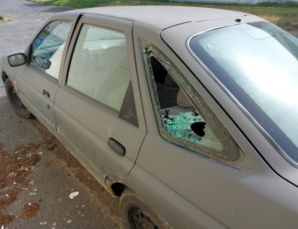 Folytatódik a roncsautók elszállítása a Közterület-felügyelet jelenlétében