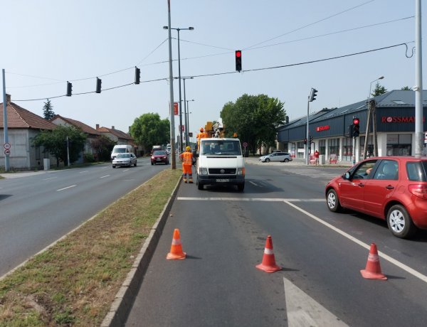 Karbantartási munkálatokat végeznek a Magyar Közút szakemberei a 4-es számú főútvonalon