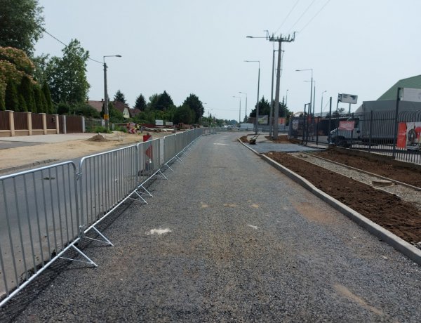 Terelőrácsokkal jelzik, hogy megváltozott a nyomvonal a Kállói úti körforgalom építésénél