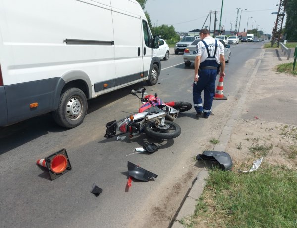 Ráfutásos baleset történt a Kállói úton, a vasúti átjáró előtt, egy motoros megsérült