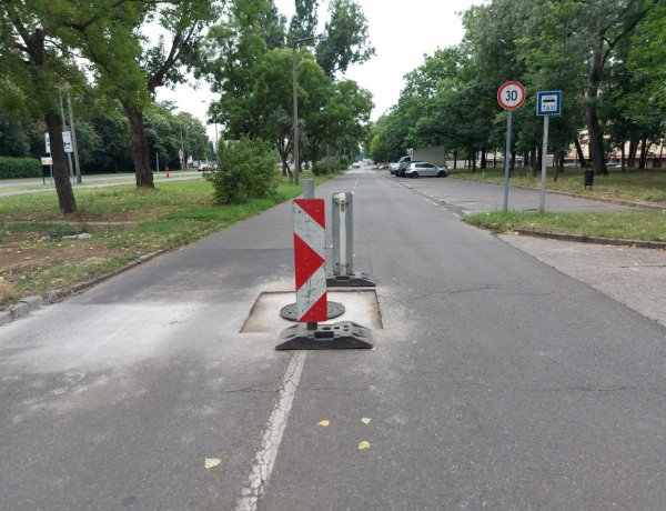 Közműfedél szintbehelyezését végzi a NYÍRVV a Korányi szervizúton