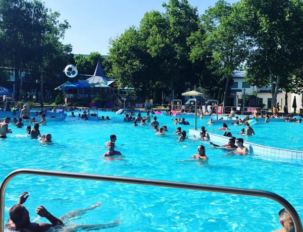 Dübörög a nyár: Tele van turistákkal Sóstó!                        