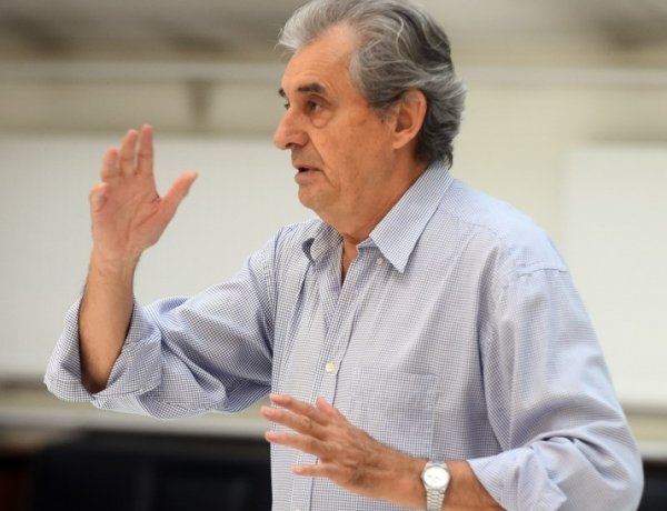 Rácz tanár úr szerepében tér vissza a nyíregyházi színpadra Csikos Sándor