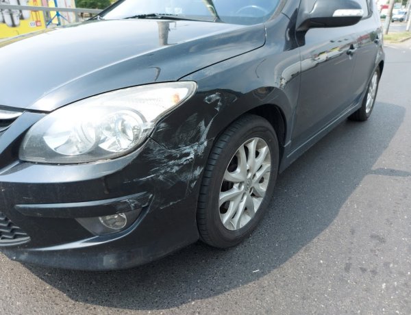 A Debreceni útnál két gépjármű ütközött, személyi sérülés nem történt