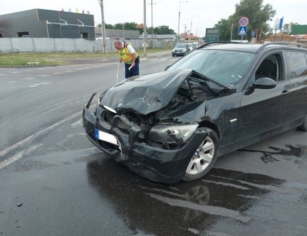 Két személyautó ütközött a Tünde utcánál, kórházban a sofőrök