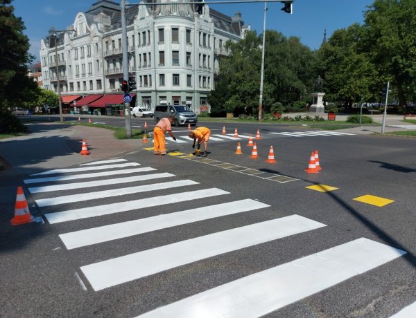 Burkolati jeleket festettek vasárnap az Országzászló térnél, a Szarvas utcai csomópontban
