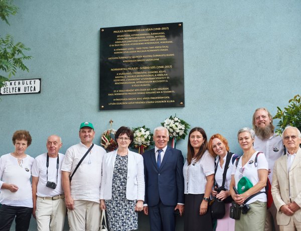 Gránittábla őrzi Normantas Paulius fotóművész emlékét hétfőtől a Városi Galéria falán