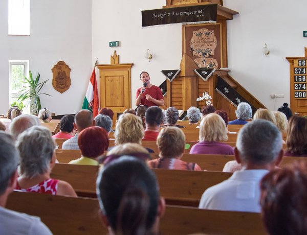 Pintér Béla keresztyén énekes, dalszerző szolgált vasárnap a sóstói református templomban