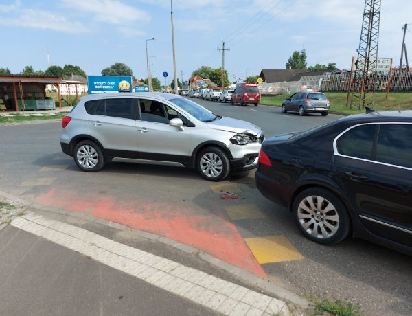 Ráfutásos baleset történt a Kállói úton, jelentős az anyagi kár