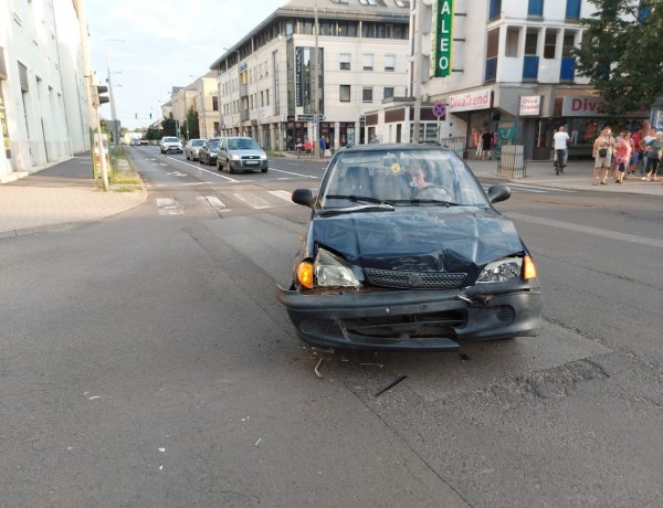 Két jármű ütközött a Luther utcánál, személyi sérülés nem történt