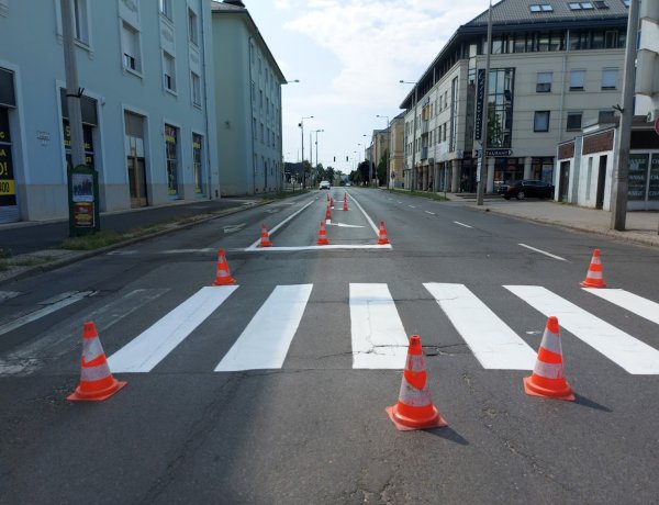 Burkolati jeleket festettek hétvégén a Luther utcánál, forgalomkorlátozás mellett
