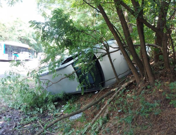 Több fának is nekicsapódott egy jármű a Sóstói úton, három személyt kórházba szállítottak