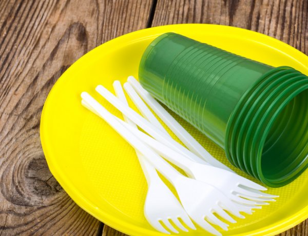 Július elsejétől tilos bizonyos egyszer használatos műanyag termékek forgalomba hozatala