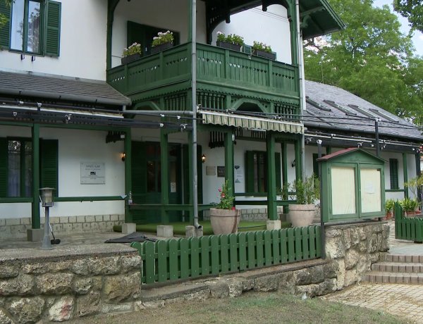 Felújítás – Mintegy 80 millió forintból korszerűsödött a Svájci Lak Sóstón