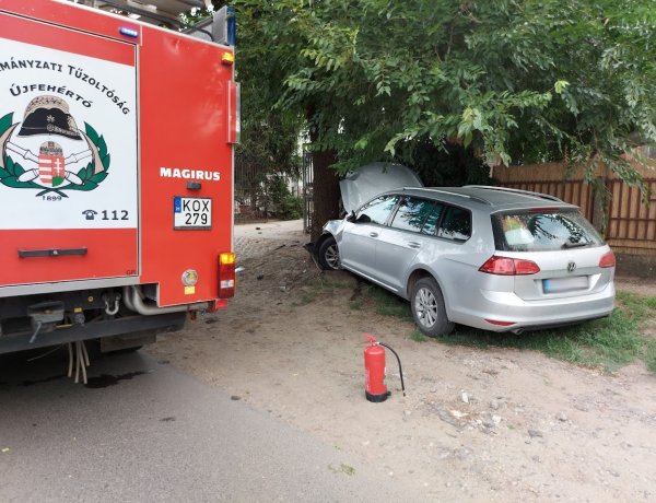 Útszéli fának ütközött egy személygépkocsi Újfehértó belterületén