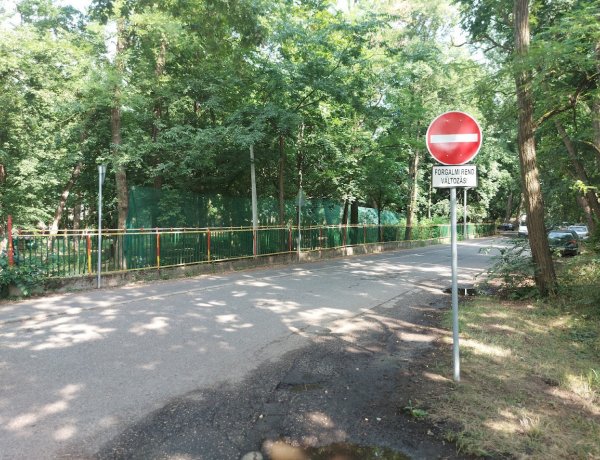 Forgalmirend-változás Sóstógyógyfürdőn, a Tölgyes utcán                 