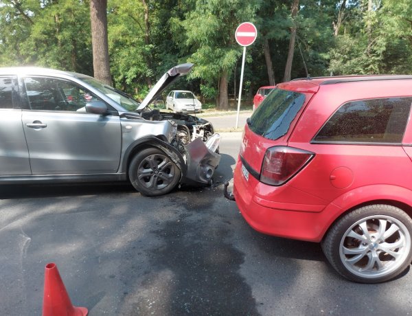 Baleset történt a Sóstói úton, három személyt, köztük két gyermeket szállítottak kórházba