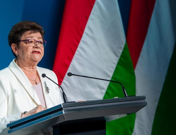 Müller Cecília: a vírus variánsai miatt indokolt a harmadik oltás