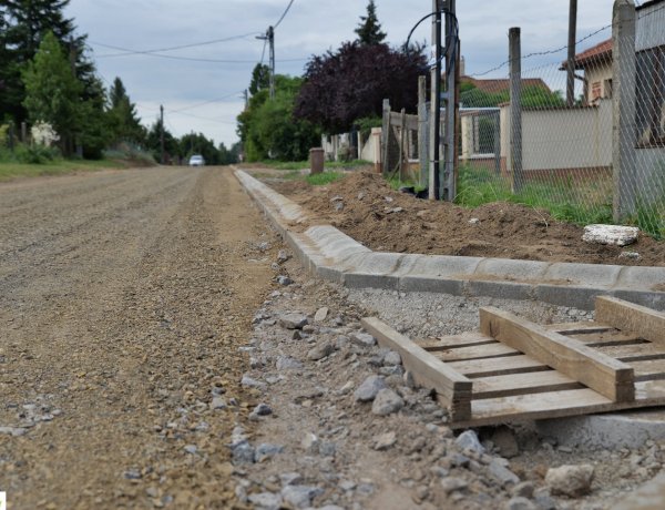 Megkezdődtek és a tervezettnek megfelelő ütemben zajlanak az útépítési munkálatok