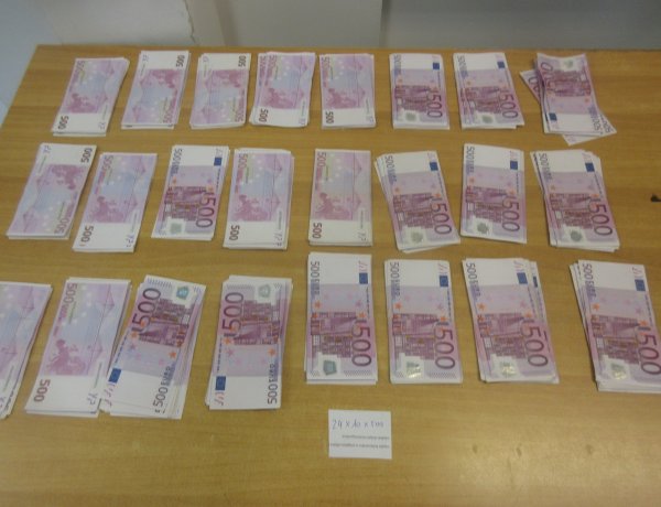 Túl sok volt a költőpénz a bőröndben                            