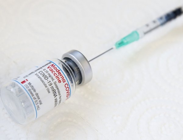 Már a Moderna is adható 12 év felettieknek                                