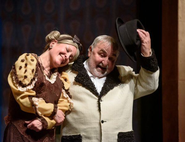 Telt ház előtt játszották a Nem élhetek muzsikaszó nélkül című darabot!