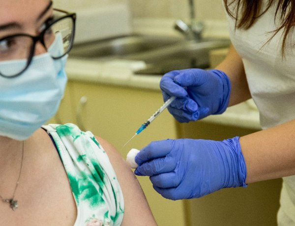 Európában elsőként vehető fel a harmadik oltás Magyarországon