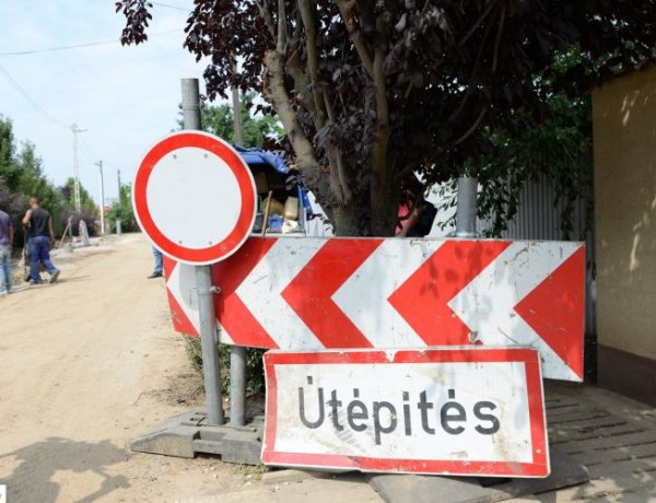 Hírösszefoglaló: Útfejlesztések, újabb körforgalom, felújítás Sóstón, óvodaszünet