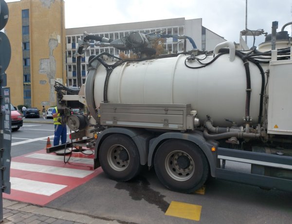 Csatornamosási munkákat végzett a Nyírségvíz a belvárosban       