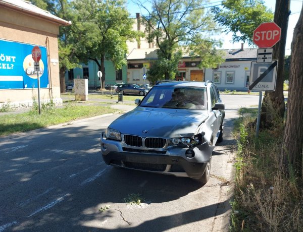 Korábban balesetezett jármű képez közúti akadályt a Bethlen Gábor utcánál