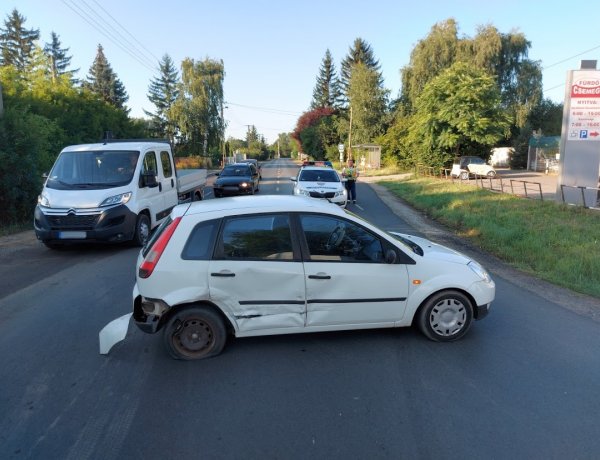 Kedden reggel a Kemecsei úton egy teherautó és egy személyautó ütközött össze