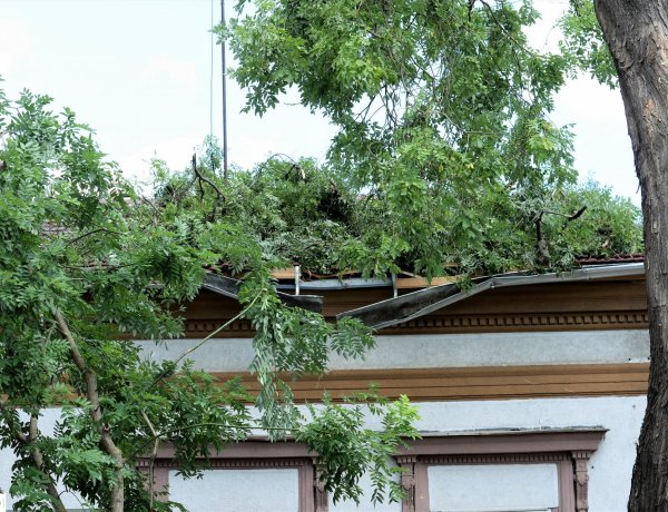 Még kedden is tartottak a kárfelszámolási munkálatok a vasárnap délutáni vihar után