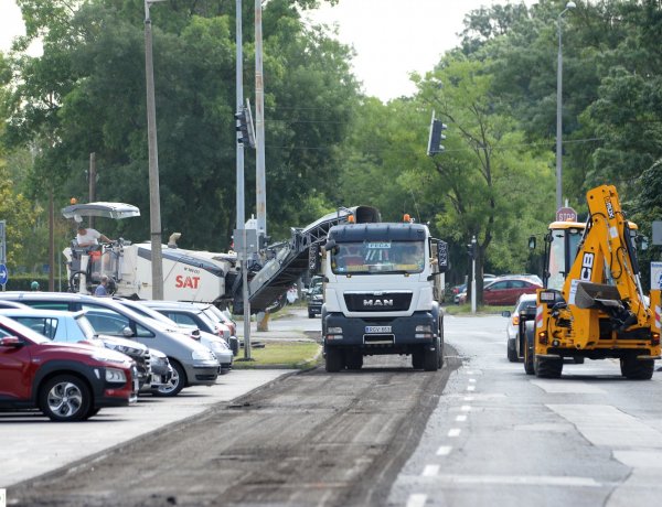 Nagyfelületű útjavítás indult 20 utcában – Iskolakezdésre szeretnének végezni