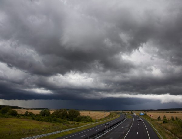 Megkongatták a vészharangokat: heves zivatarok, nagy mennyiségű eső közeleg