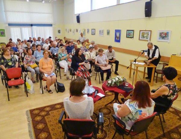 Megnyílt Kovácsné Botrágyi Mónika festménykiállítása a nyíregyházi könyvtárban