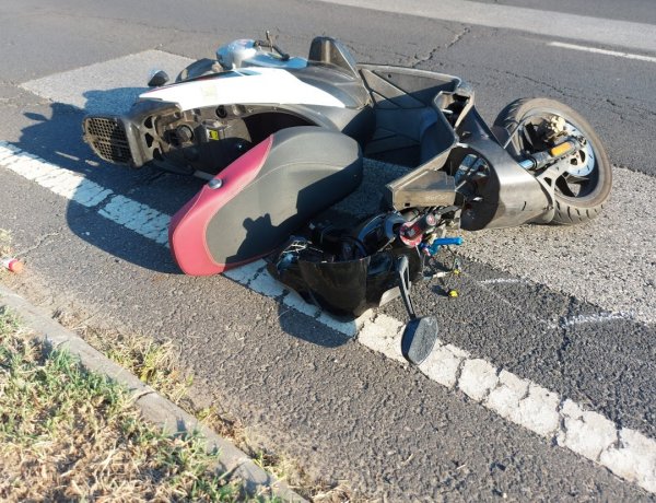 Személyautó és balra kanyarodó robogós ütközött az Orosi úton