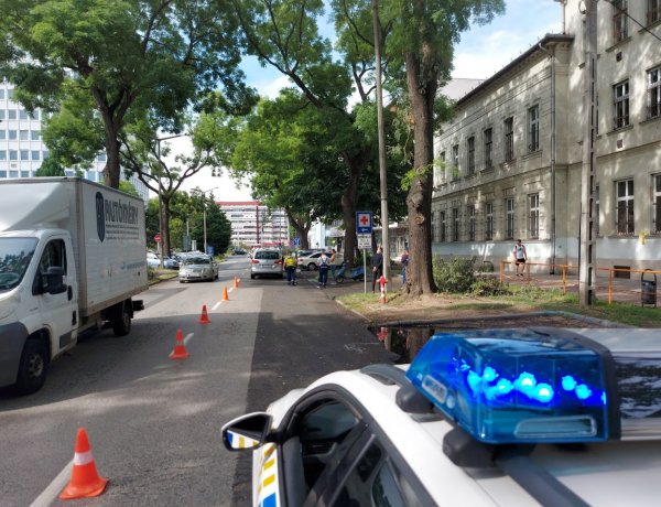 A Szarvas utcán egy robogós egy személyautónak ütközött, könnyű sérülést szenvedett