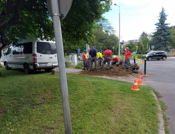 Az E.ON munkatársai a Dózsa György utcánál az erősáramú kábelek cseréjét végzi